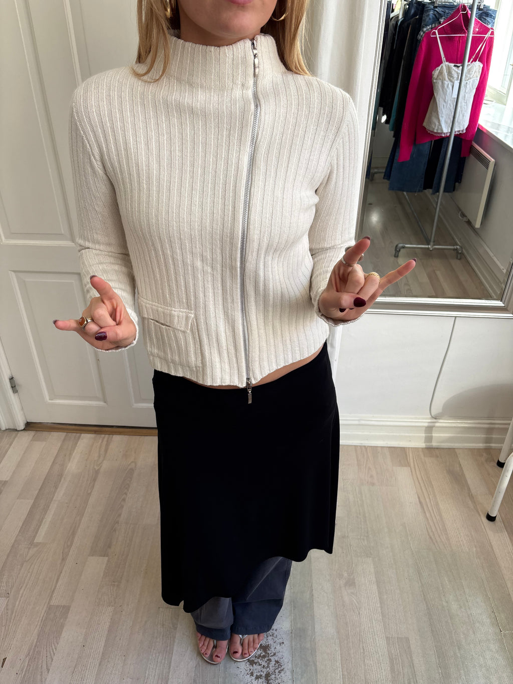 Hvid strik med asymmetrisk lynlås