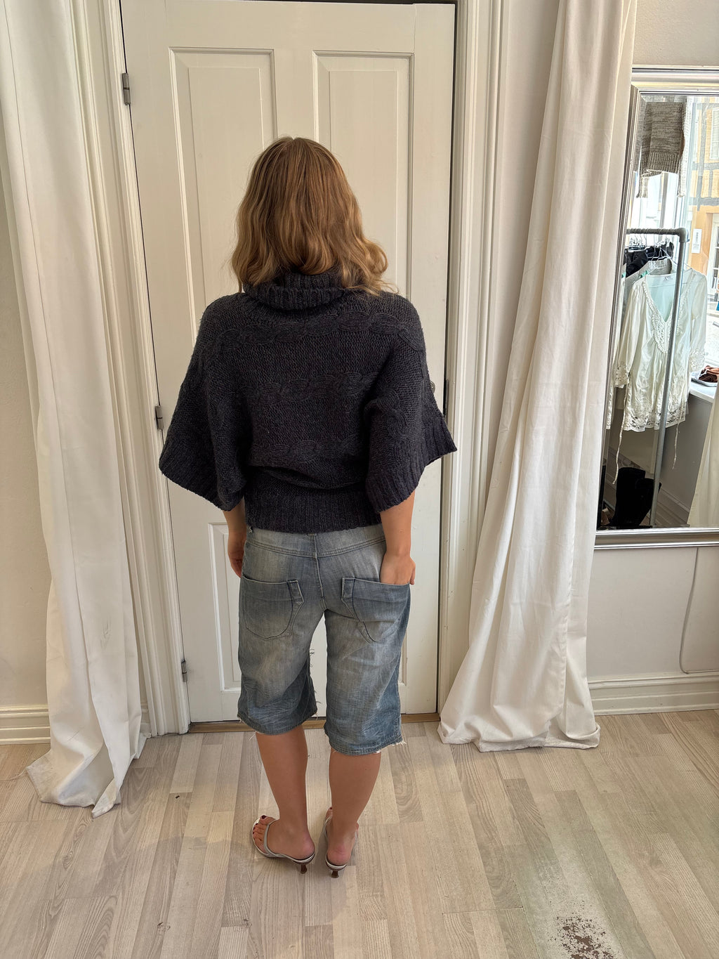 Grå sweater med flagermuseærmer