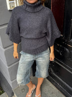 Grå sweater med flagermuseærmer