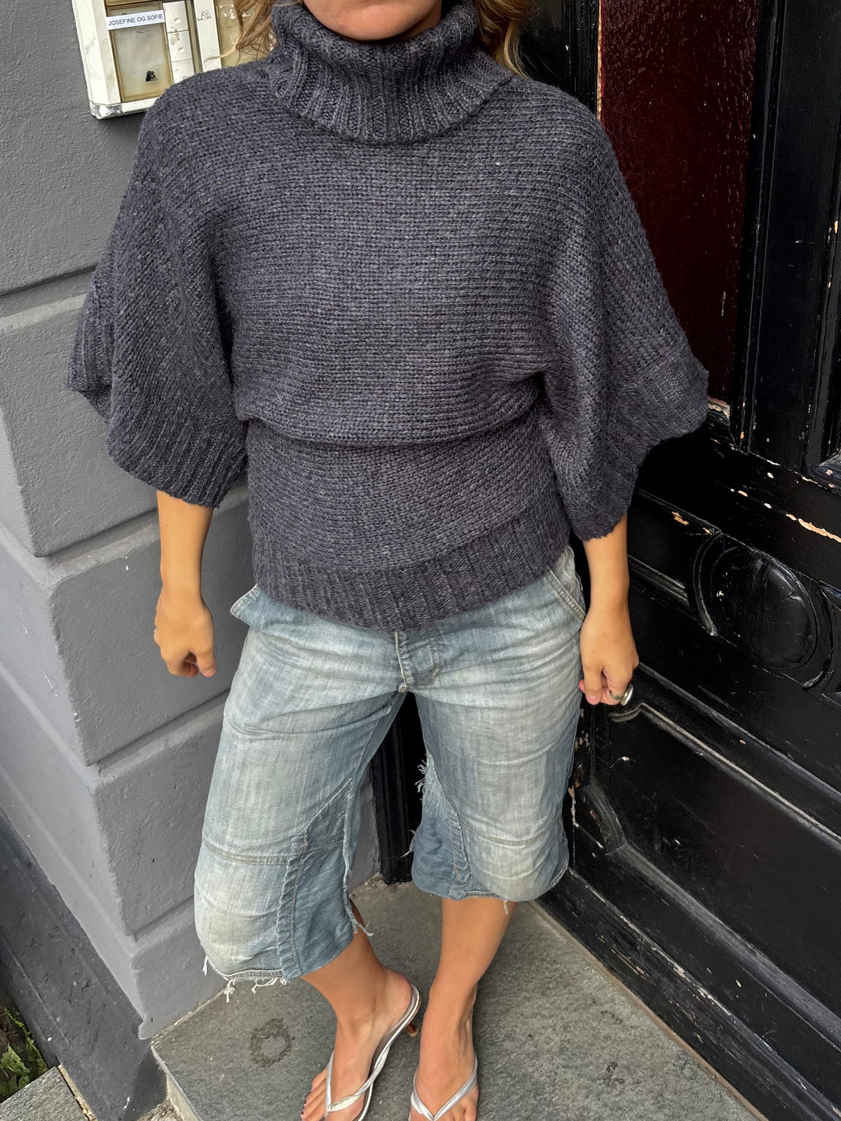 Grå sweater med flagermuseærmer