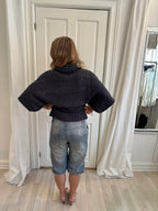 Grå sweater med flagermuseærmer