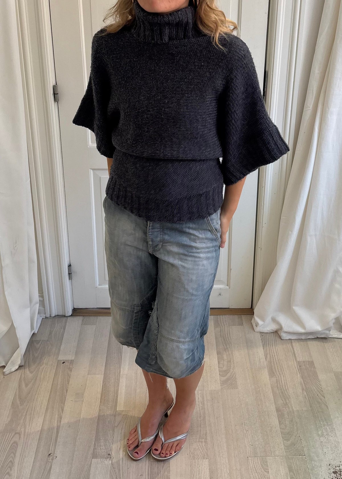 Grå sweater med flagermuseærmer