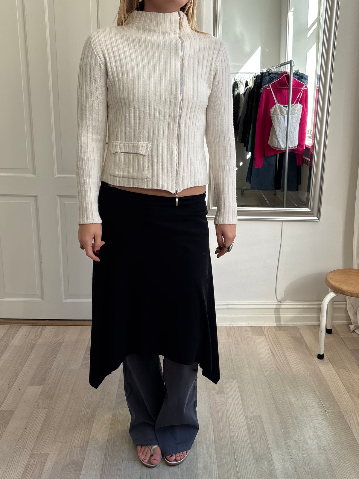 Hvid strik med asymmetrisk lynlås