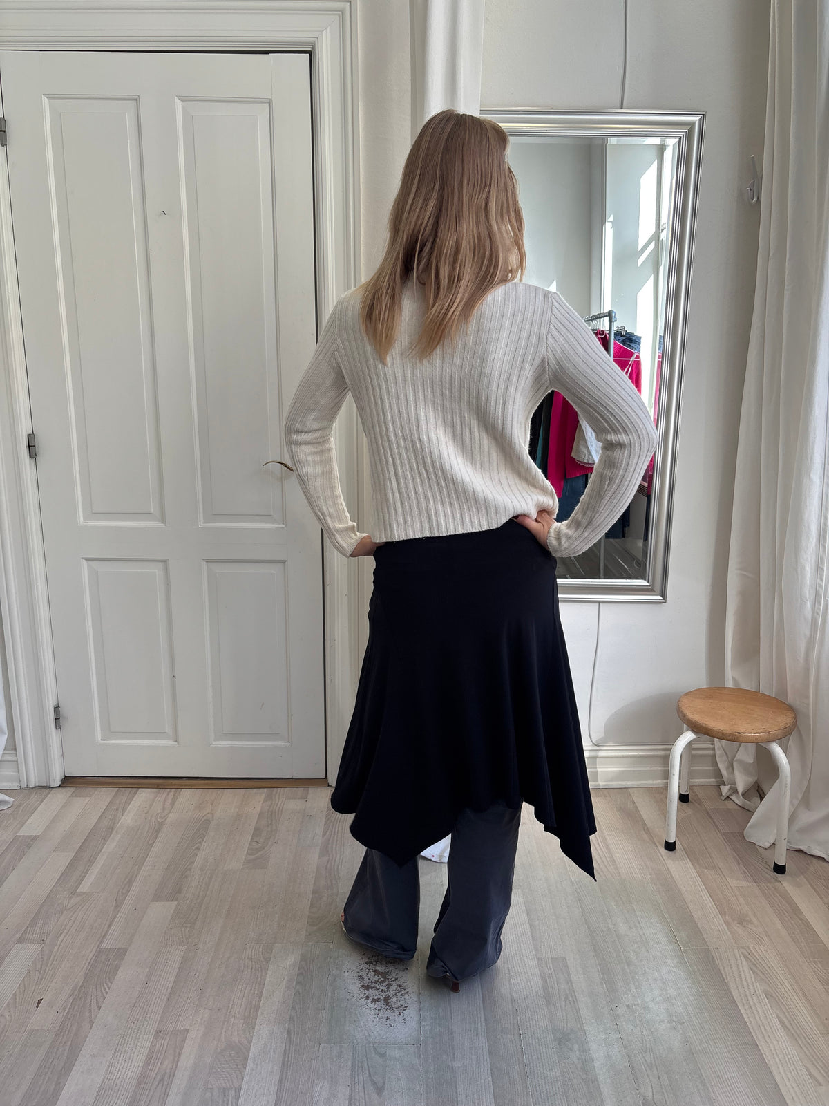 Hvid strik med asymmetrisk lynlås