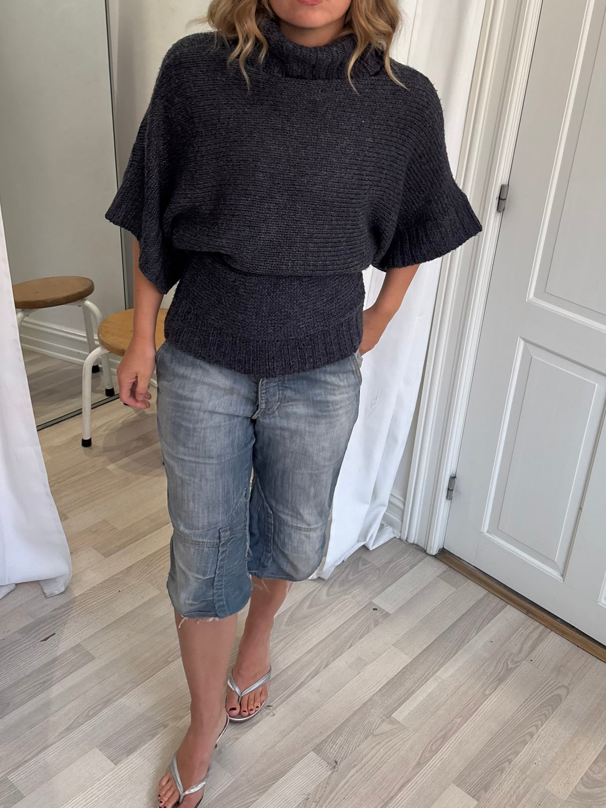 Grå sweater med flagermuseærmer