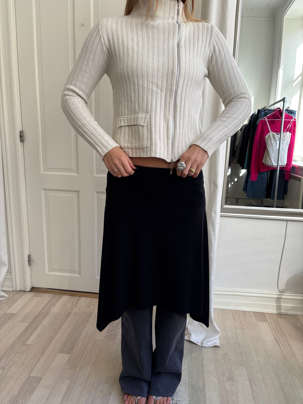 Hvid strik med asymmetrisk lynlås