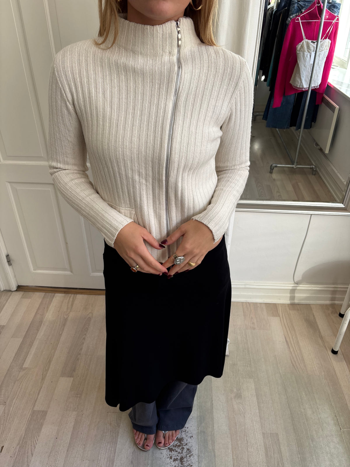 Hvid strik med asymmetrisk lynlås